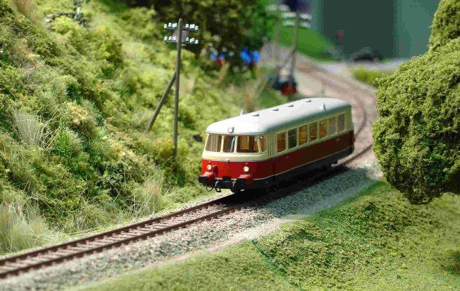 MAN-Triebwagen vor dem Weinberg